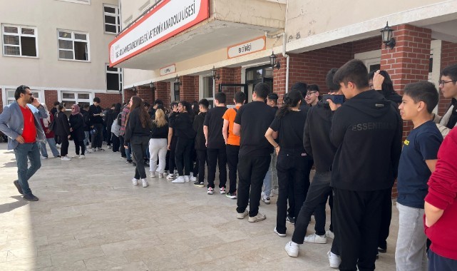 Öğrencilerin yaptığı yiyecekler kermeste dağıtıldı