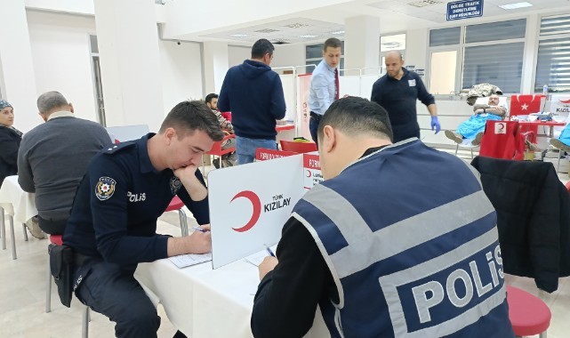 Polisler kan bağışında bulundu