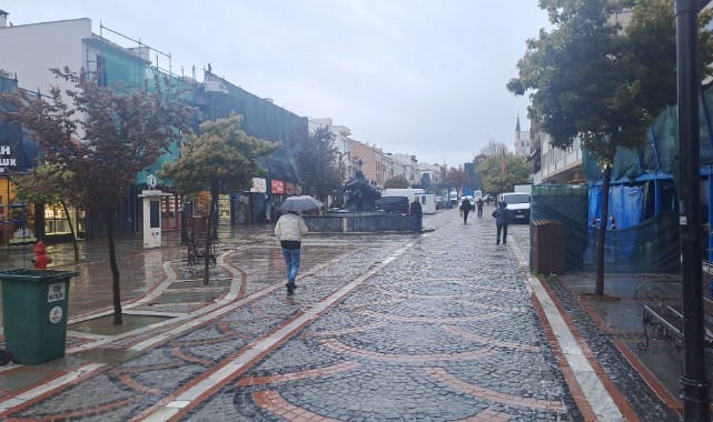 Sağanak nedeniyle cadde ve sokaklar göle döndü
