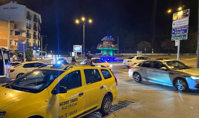 Taksi kaldırıma çıktı