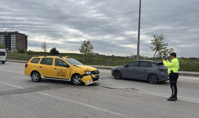 Taksiyle otomobilin çarpıştığı kazada 1 kişi yaralandı