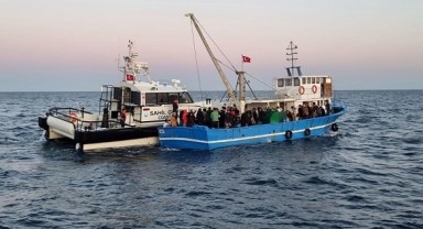 Balıkçı teknesinde 92 düzensiz göçmen yakalandı
