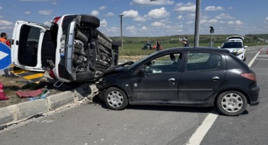 Çarpışan iki otomobildeki 5 kişi yaralandı