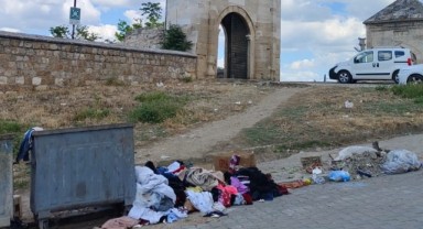 Çevre haftasında asırlık caminin önü çöplüğe döndü
