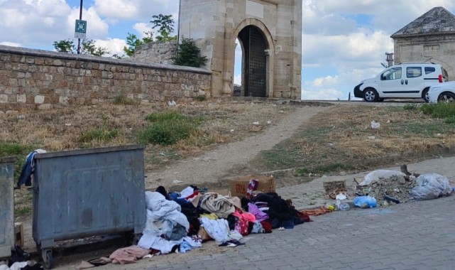 Çevre haftasında asırlık caminin önü çöplüğe döndü