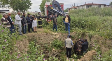 Çukura düşen at itfaiye tarafından kurtarıldı