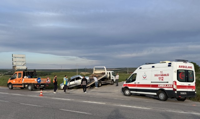 Devrilen otomobilin sürücüsü yaralandı