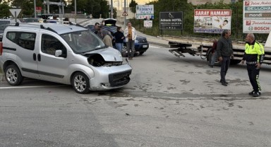 Hafif ticari aracın çarpıştığı kazada 2 yaralı