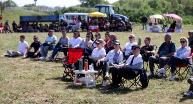 Köyün futbol sahası tiyatro sahnesine dönüştü
