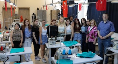 Mesleki beceri kazanmak için ameliyat tekstilleri üretiyorlar