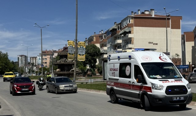 Otomobilin yayaya çarpma anı güvenlik kamerasında
