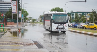 Sağanak nedeniyle cadde ve sokaklar göle döndü