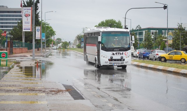 Sağanak nedeniyle cadde ve sokaklar göle döndü