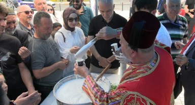 Vatandaşlara deva-i misk ikram edildi