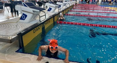 550 sporcu havuzda kıyasıya yarışıyor