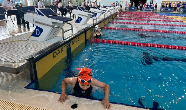 550 sporcu havuzda kıyasıya yarışıyor
