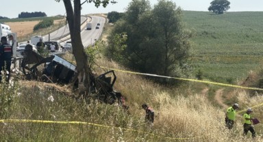 Ağaca çarpan otomobildeki 5 kişi öldü, 1 kişi yaralandı