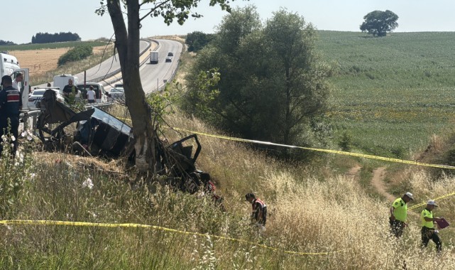 Ağaca çarpan otomobildeki 5 kişi öldü, 1 kişi yaralandı