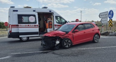 Çarpışan iki otomobildeki 3 kişi yaralandı