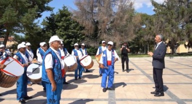 Davul zurna ekibi valiliği ziyaret etti