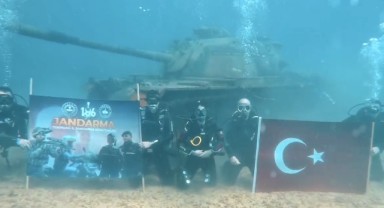 Jandarma ekibi su altında pankart açtı