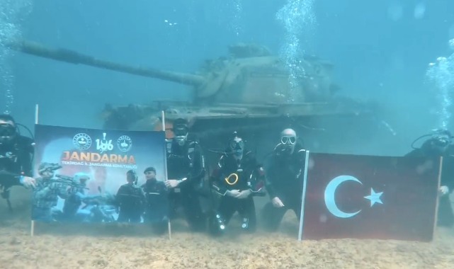 Jandarma ekibi su altında pankart açtı