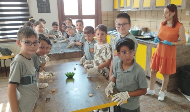 Minikler günlük yaşam becerilerini atölyede öğreniyor