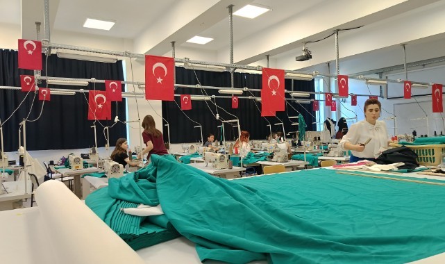 Öğrenciler üniversite hastanesi için dikim yapıyor