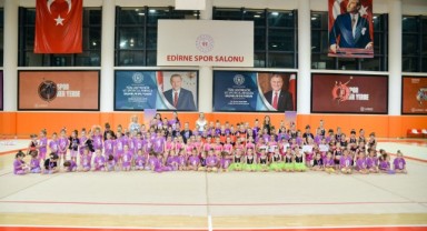 Pera Cimnastik ekibi, performanslarıyla izleyenleri büyüledi