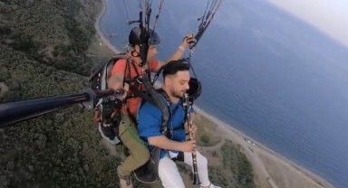 Yamaç paraşütüyle uçarken klarnet çaldı