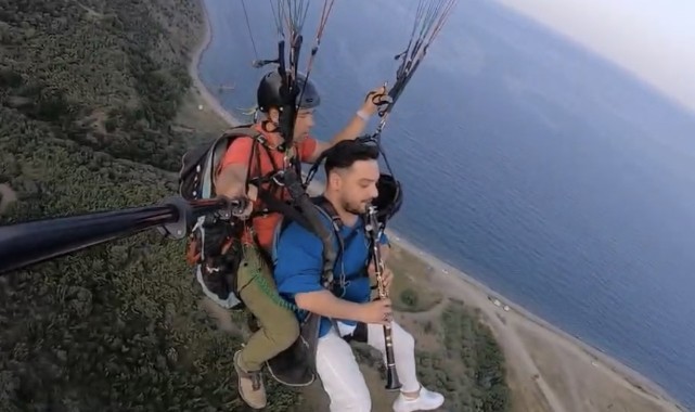 Yamaç paraşütüyle uçarken klarnet çaldı