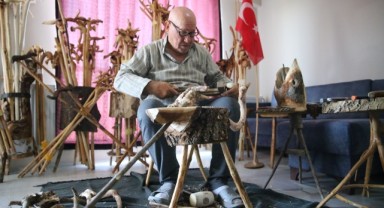 Ağaç dallarını işleyerek bastona dönüştürüyor