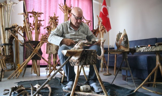 Ağaç dallarını işleyerek bastona dönüştürüyor