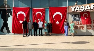 AK Parti İl Başkanlığı Türk Bayraklarıyla Donatıldı