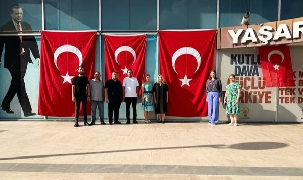 AK Parti İl Başkanlığı Türk Bayraklarıyla Donatıldı