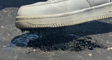 Aşırı sıcaklarda yolun zeminindeki asfalt eridi
