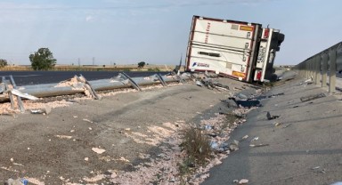 Devrilen tırın sürücüsü yaralandı