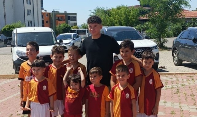 Galatasaraylı futbolcu altyapısından yetiştiği kulübü ziyaret etti