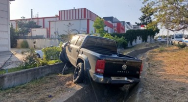 Kanala düşen pikaptaki 2 kişi yaralandı