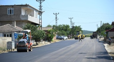 Köy yollarına sıcak asfalt serimi devam ediyor