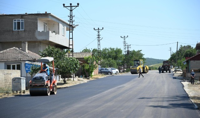 Köy yollarına sıcak asfalt serimi devam ediyor