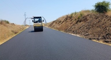 Köy yollarında sıcak asfalt çalışmaları sürüyor