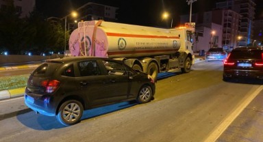 Otomobil, sulama tankerine çarptı
