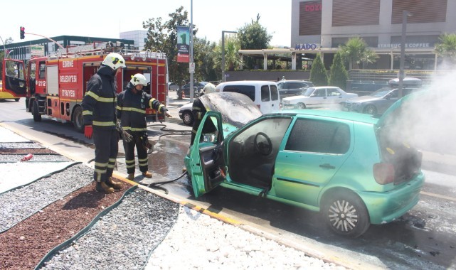 Seyir halindeki otomobilde çıkan yangın söndürüldü