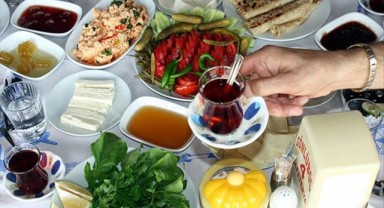 Sıcak havalarda sağlıklı kalmanın yolu doğru beslenmeden geçiyor
