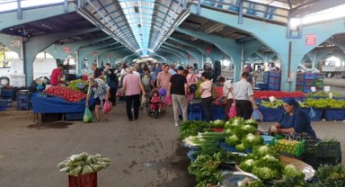 Sıcak havaya rağmen pazarda yoğunluk yaşandı