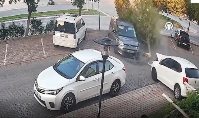 Site bahçesine girip otomobile çarptı