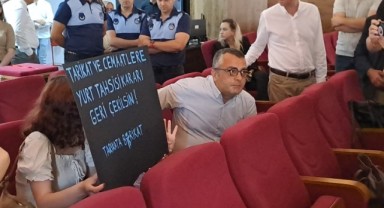 Tarikat Yurduna İzin Verilmesine Pankartlı Protesto