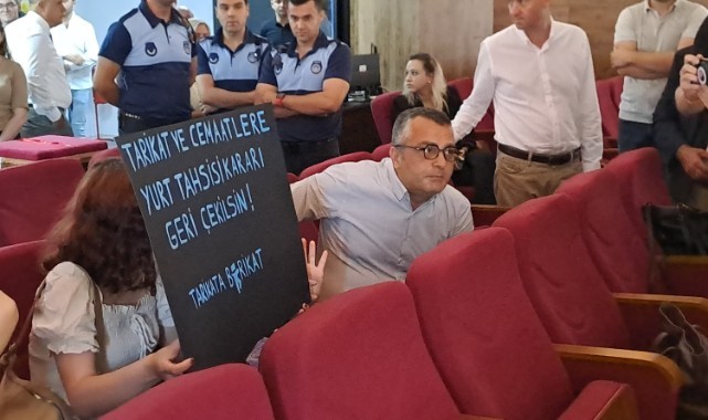 Tarikat Yurduna İzin Verilmesine Pankartlı Protesto