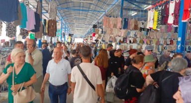 Ulus Pazarı yaz ortasında ziyaretçi akınına uğruyor